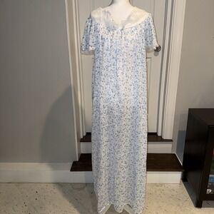 Val Mode Blue & White Floral Nylon Long Nightgown Med nice Lace Trim Vintage
